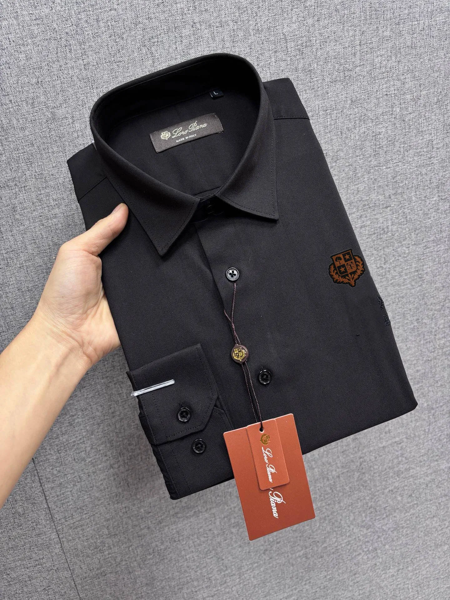 LP artificial three-dimensional cutting, the upper body is naturally slim, pure cotton and bamboo fiber fabric, exquisite craftsmanship and grandeur. Outstanding fashion sense. Interpret the brand's avant-garde and fashionable shirt trend style. Premium atmosphere and class. Color: Black, White Specifications: 38-44 (M-4XL)